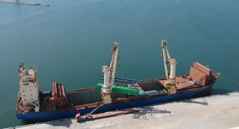 Barge carrying the stripper column